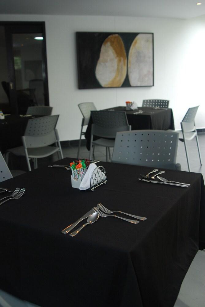 Cyan Suites Poblado By Mde Bnb Medellin Exterior photo