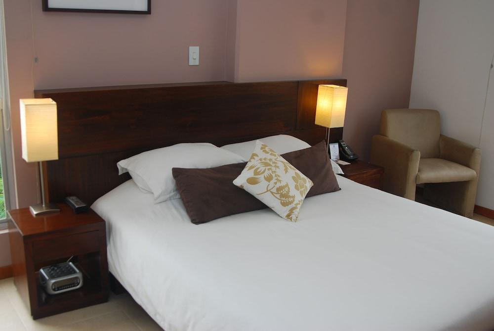 Cyan Suites Poblado By Mde Bnb Medellin Exterior photo